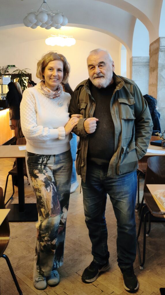 Die Übersetzerin Martina Straková im Gespräch mit dem Dichter Ivan Štrpka in Bratislava, April 2026. / Prekladateľka Martina Straková a básnik Ivan Štrpka v Bratislave, apríl 2026.